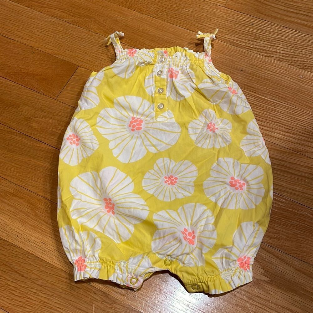 𝅺CARTERS 24 m girls romper good condition